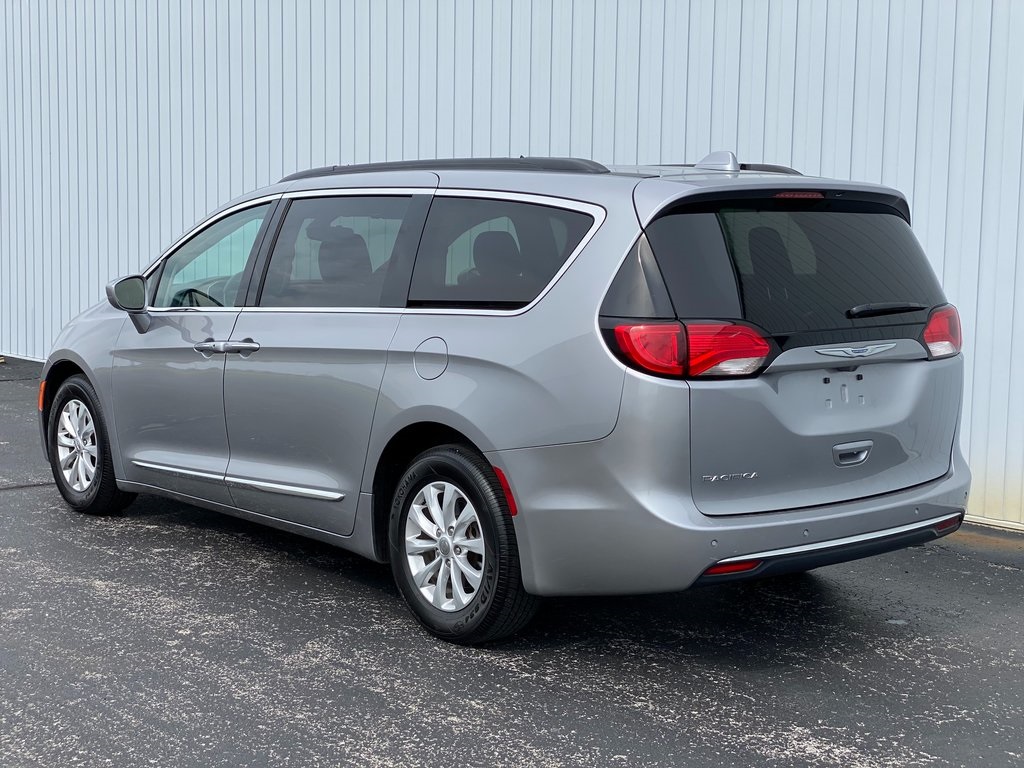 Chrysler pacifica touring l